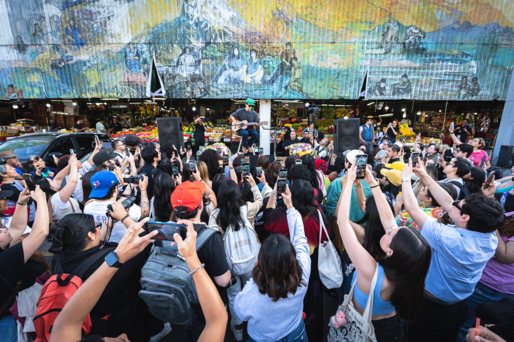 Caloncho en el Mercado de Jamaica CDMX 2025 Cesar Covarrubias Covash Fruta 10 aniversario